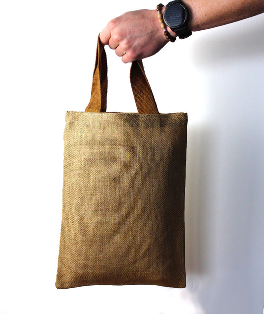 Natürliche Jute-Tragetasche mit lila Griff – Ihr stylischer Eco-Begleiter