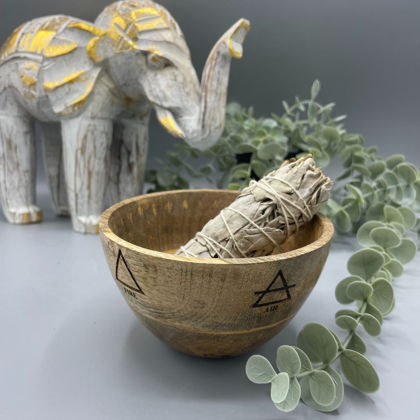 Ritualschale Vier Elemente aus Mangoholz – Handgeschnitzt für Meditation & Räucherrituale