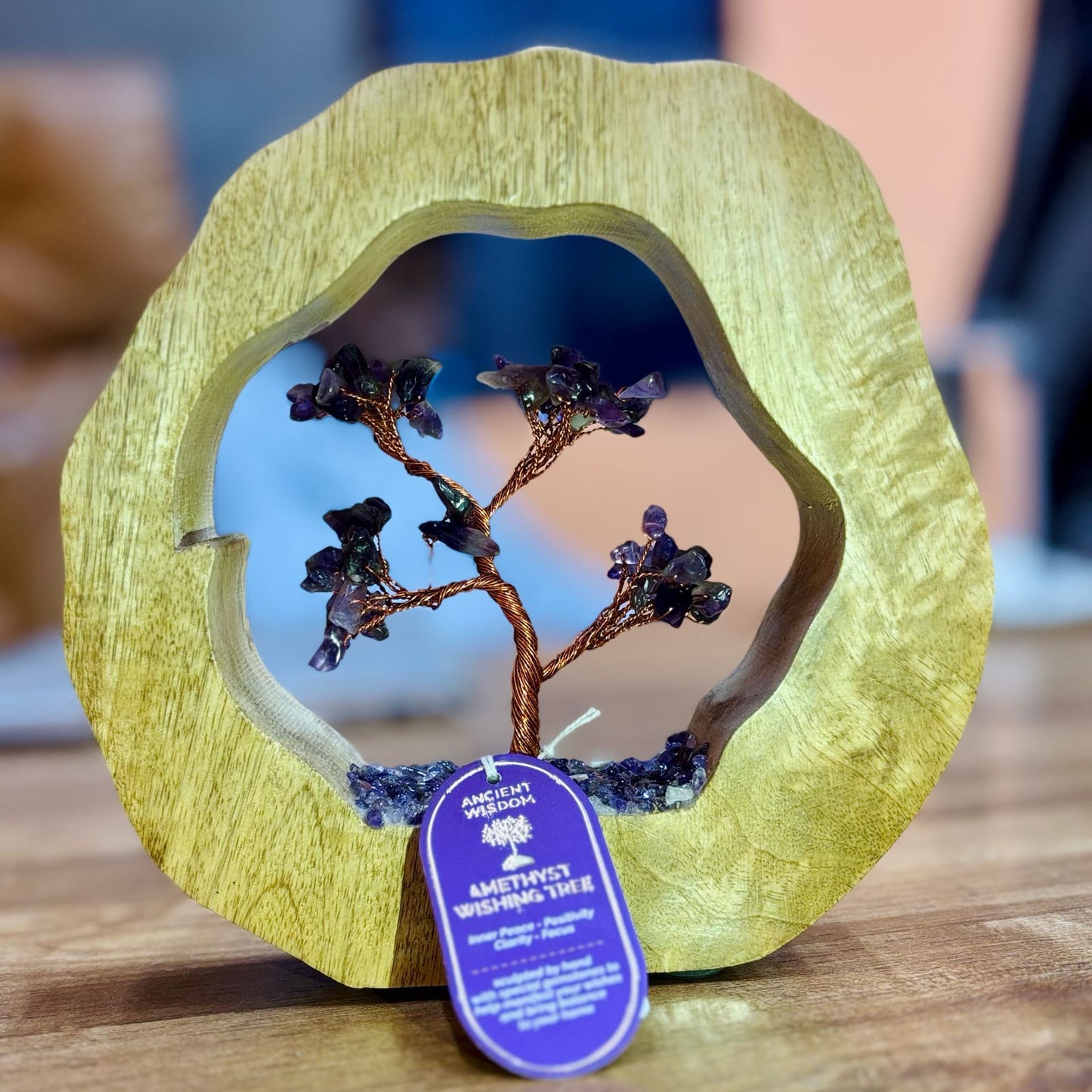 Edelsteinbaum Amethyst – Handgefertigter Baum der Ruhe im Mangoholz-Ring mit 60 Chips