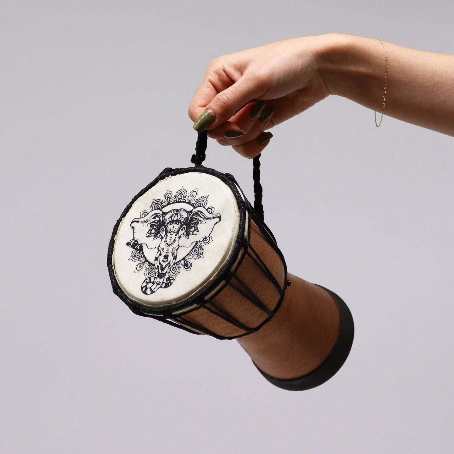 Handgeschnitzte Djembe-Trommel mit Elefantenmotiv – 20 cm