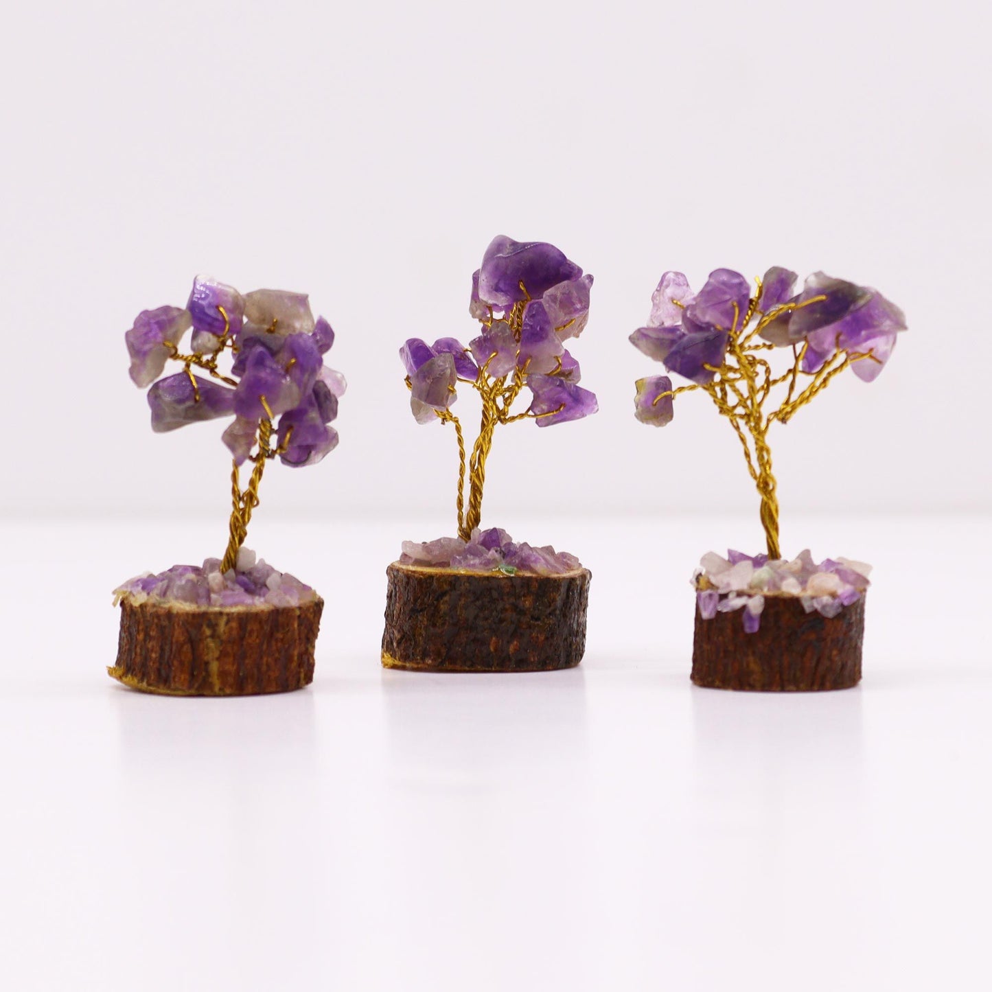 Miniatur-Kraftbaum aus Amethyst auf rustikalem Holzständer