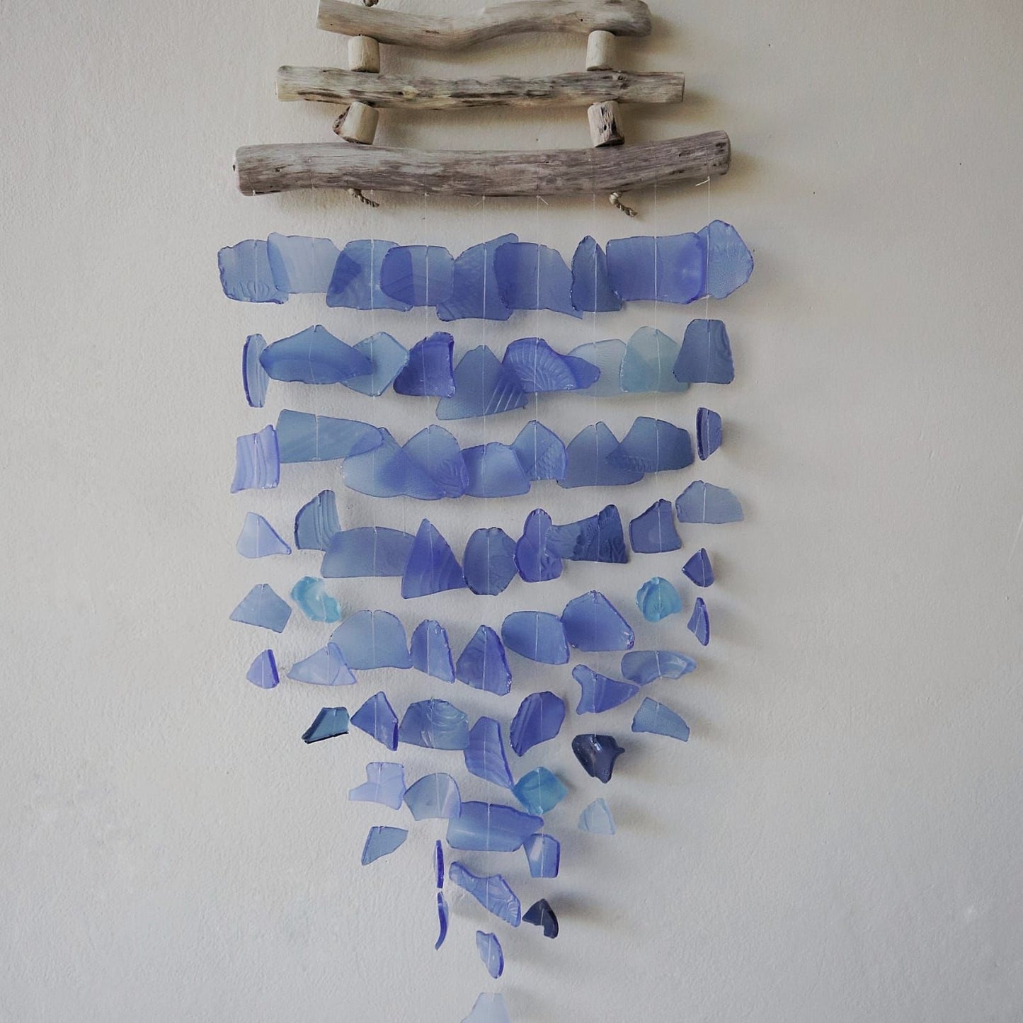 Dreistab Windspiel 'Ganz in Blau' – Handgefertigt aus Recyclingglas & Treibholz