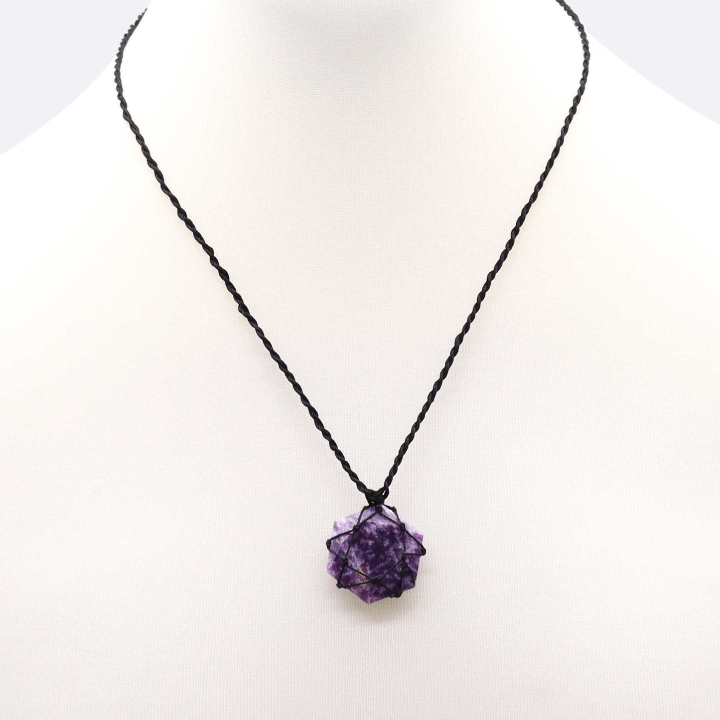 Lepidolith Anhänger in Hexagon-Form – Handgeknüpft mit Lavendel-Spitze