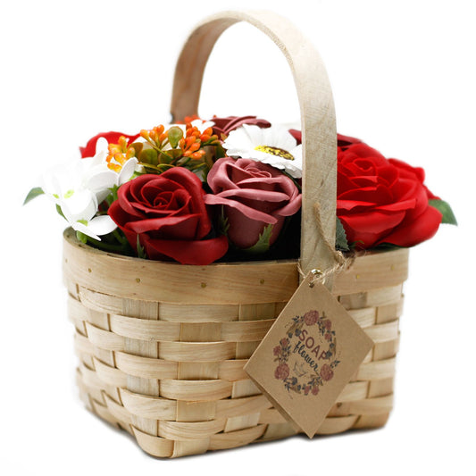 Seifenrosen-Bouquet 'Grand Rouge' im rustikalen Weidenkorb