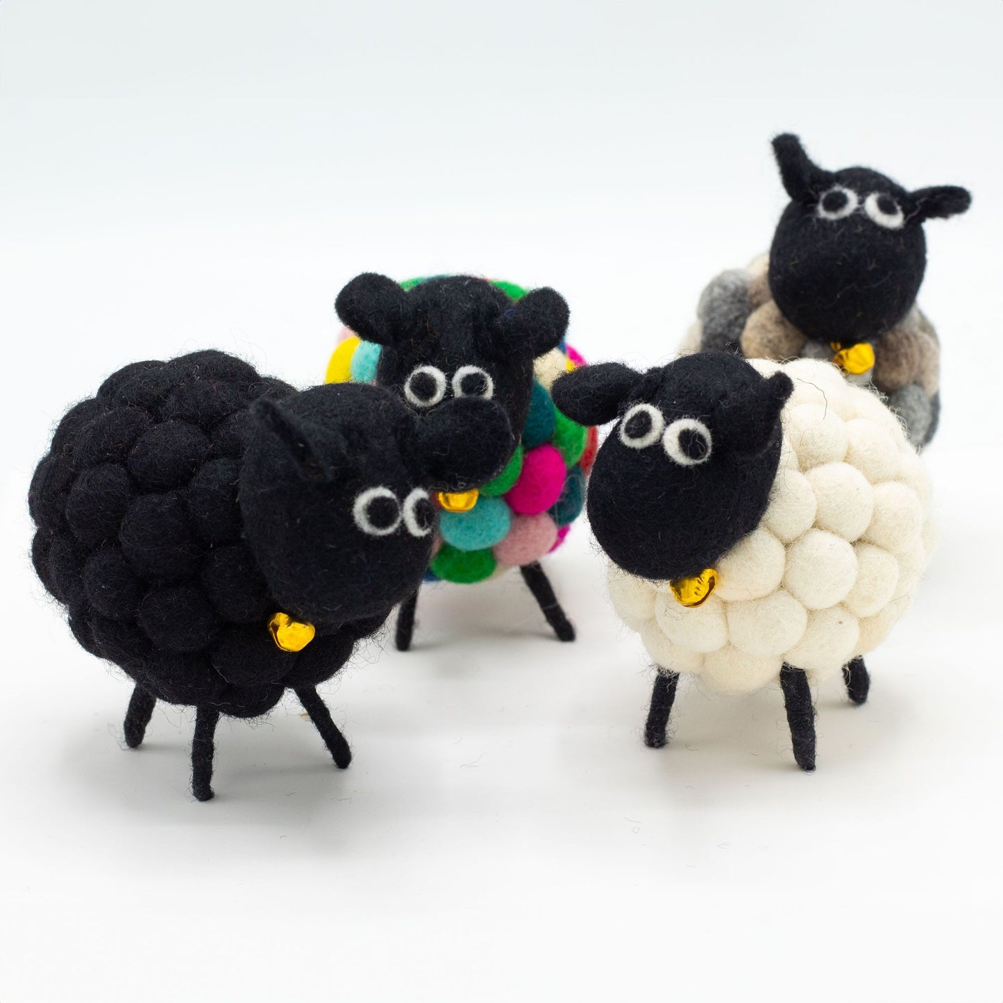 Handgefilztes Schäfchen in Naturgrau – Einzigartige Wollfigur