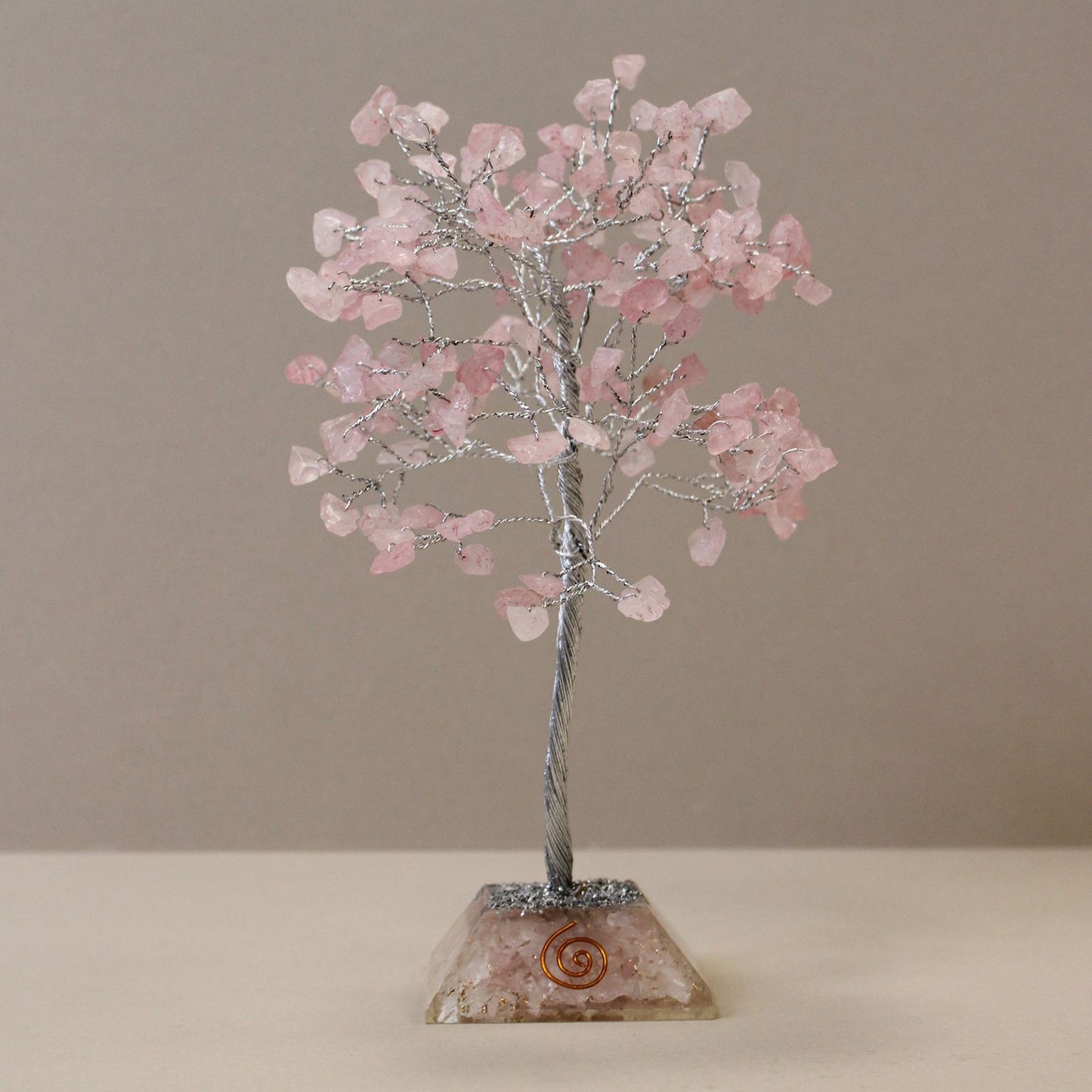 Orgonit-Pyramide mit Rosenquarz-Baum – 160 Edelsteine für harmonische Energie