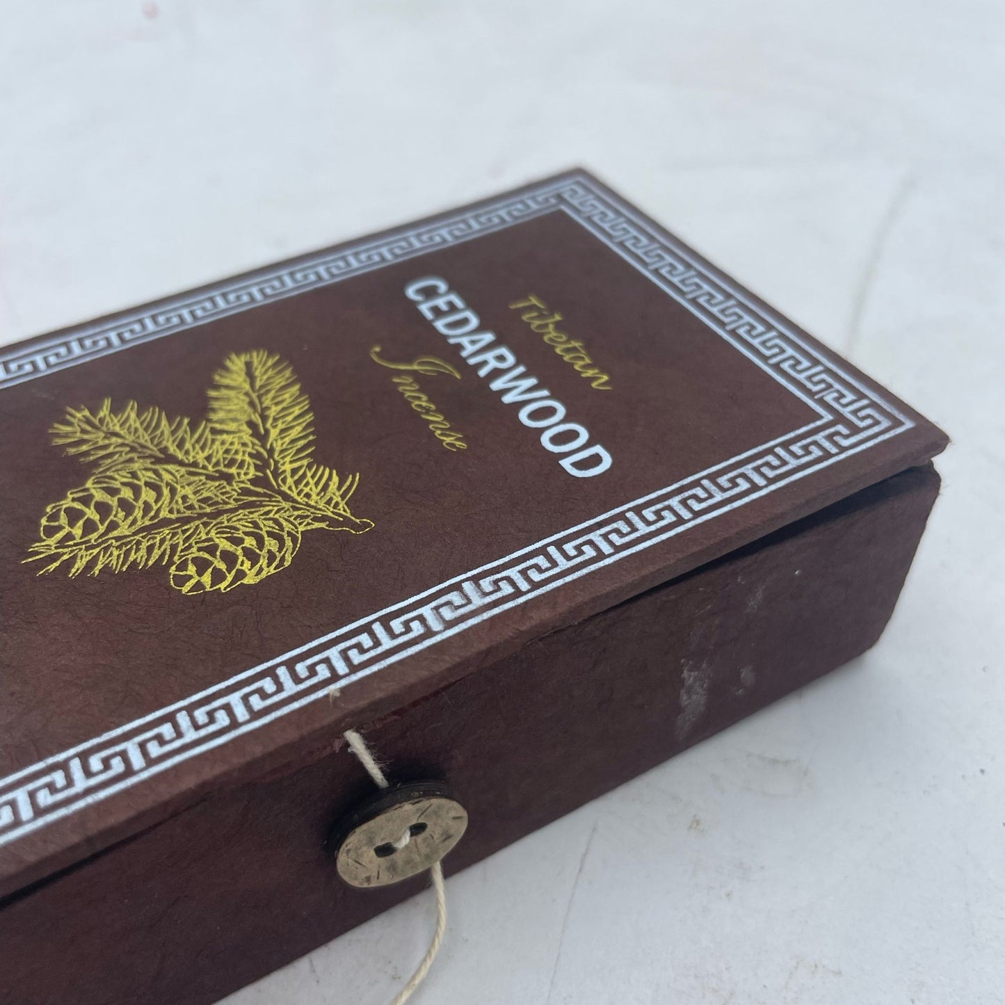 Himalayan Sughandit Dhoop Geschenkset Zedernholz – 30 Räucherstäbchen mit Halter
