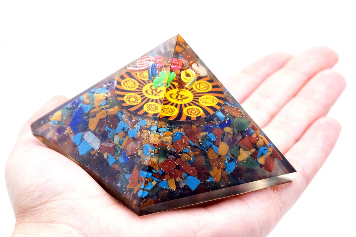 Orgonit Pyramide mit Om-Chakra Symbol – 7 cm Energiegenerator für Harmonie