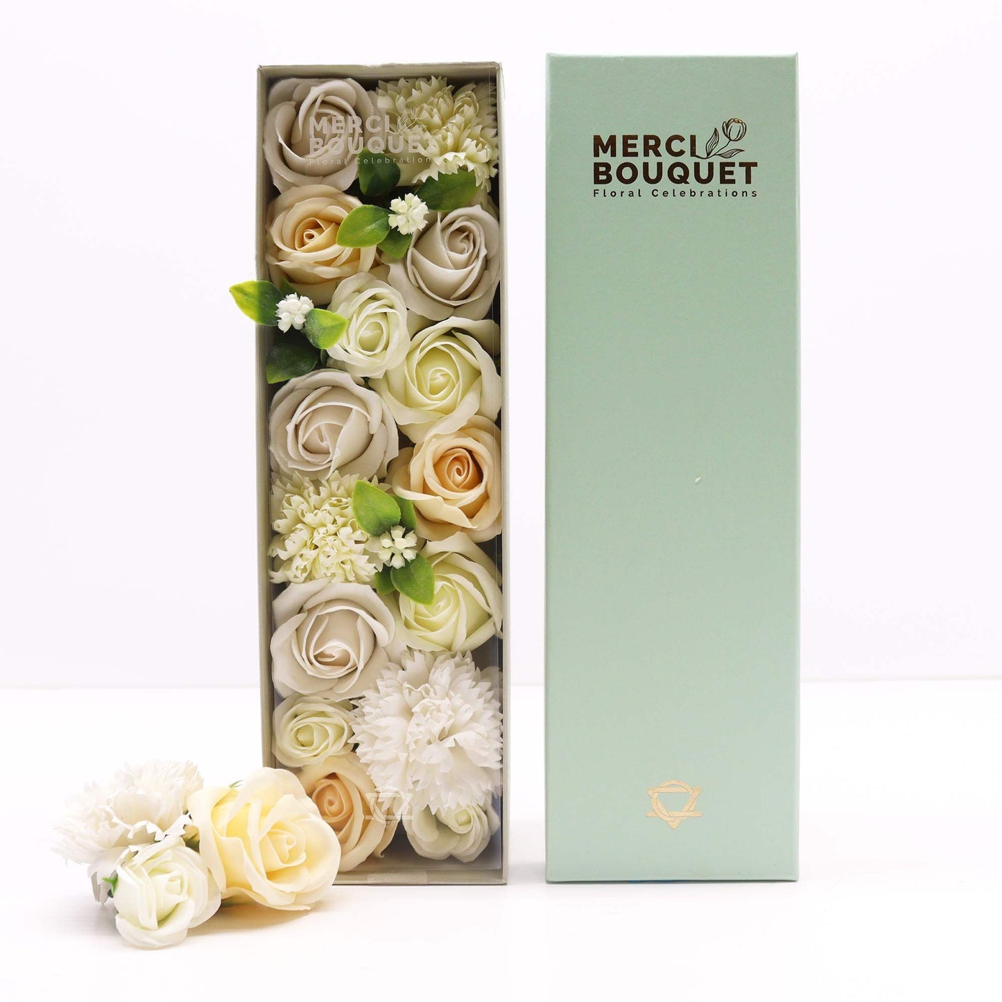 Längliche Geschenkbox 'Hochzeitssegen' mit Seifenblumen in Weiß & Elfenbein