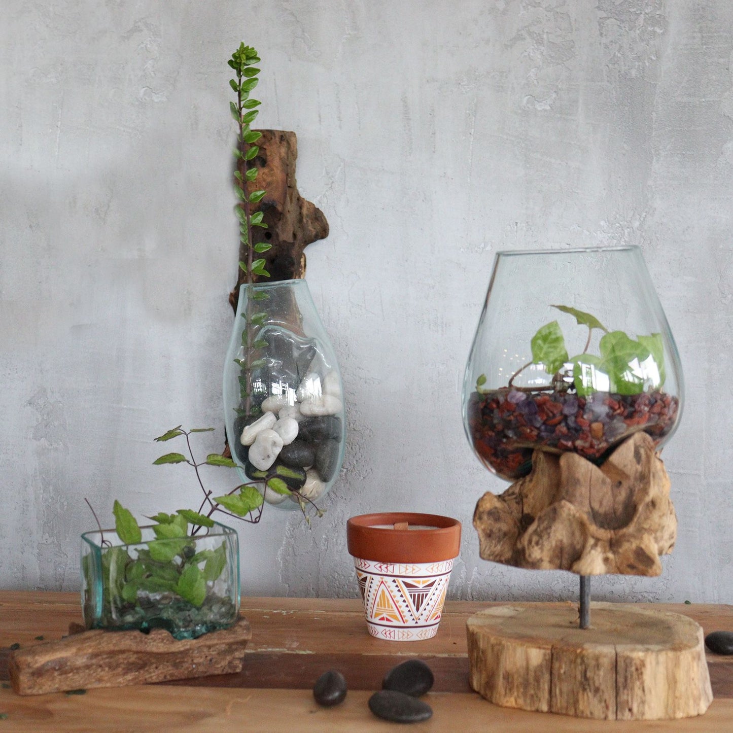 Hängende Glasschale aus Bali - Einzigartiges Unikat aus recyceltem Glas & Gamal-Holz
