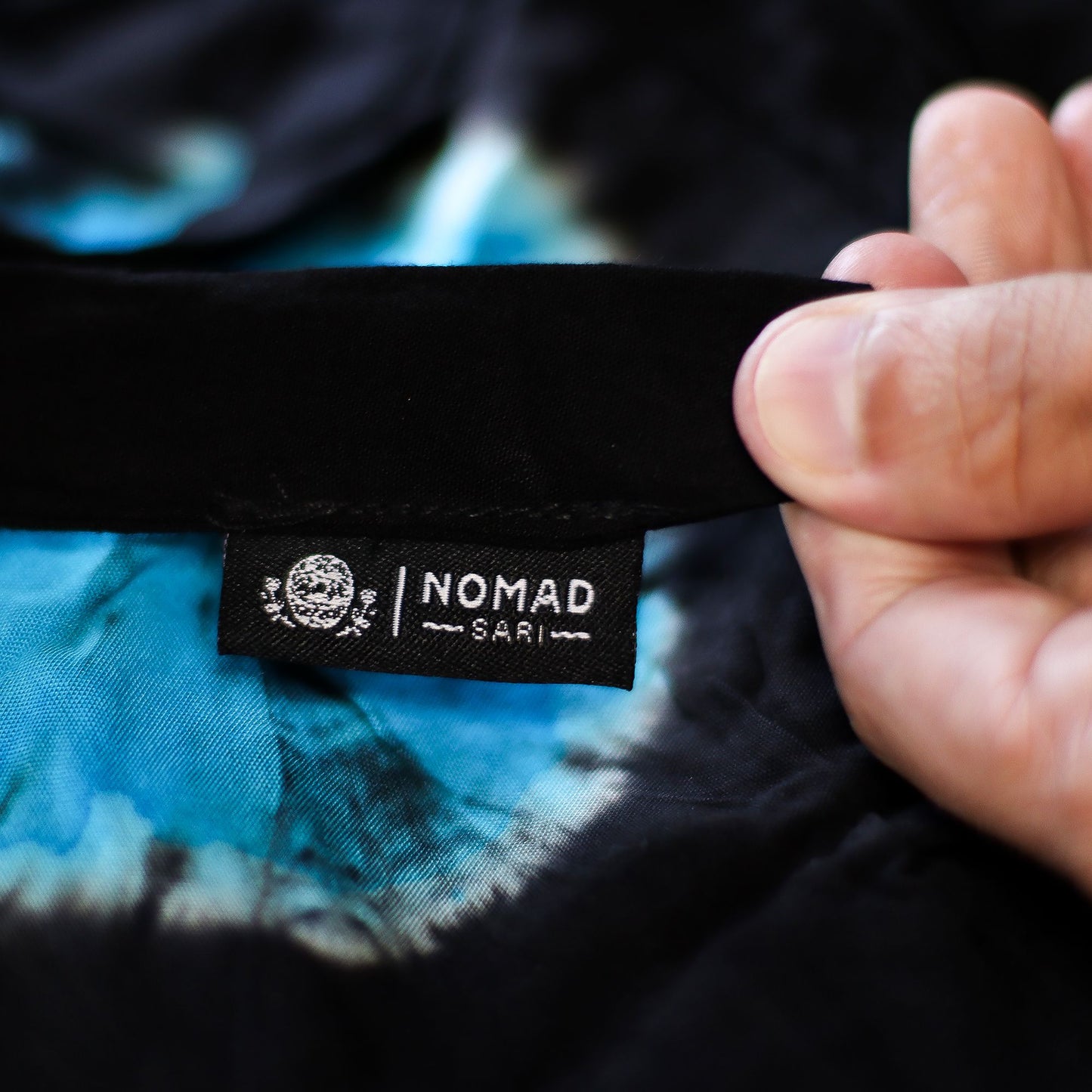 Handgefertigte Lounge-Hose in Schwarz mit blauem Kreismuster - Größe M