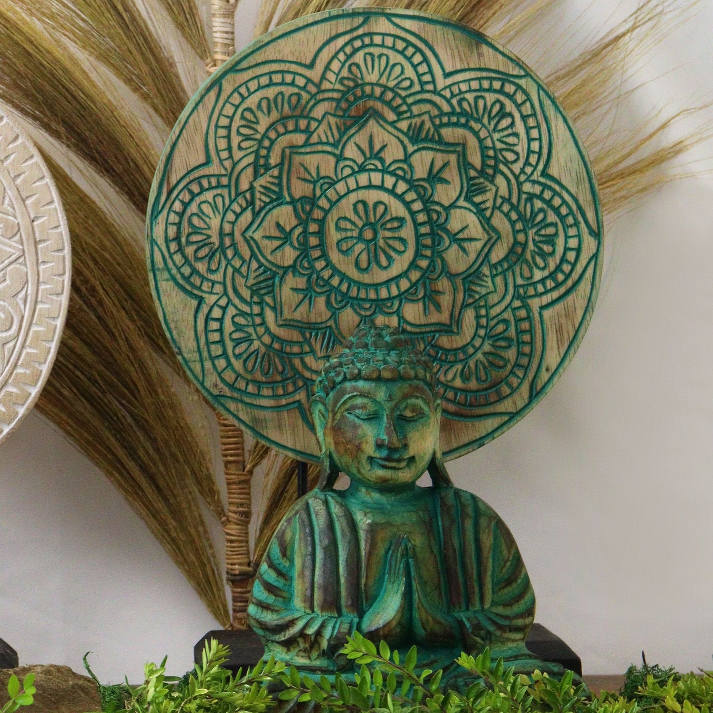 Buddha Figur mit Mandala-Ständer – Feng Shui Set in Grün