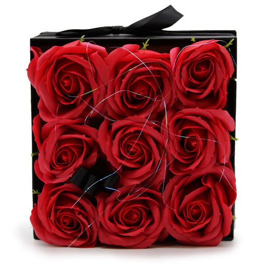 Luxus-Seifenrosenstrauß 'Ewige Romantik' - 9 rote Rosen im Quadrat-Arrangement