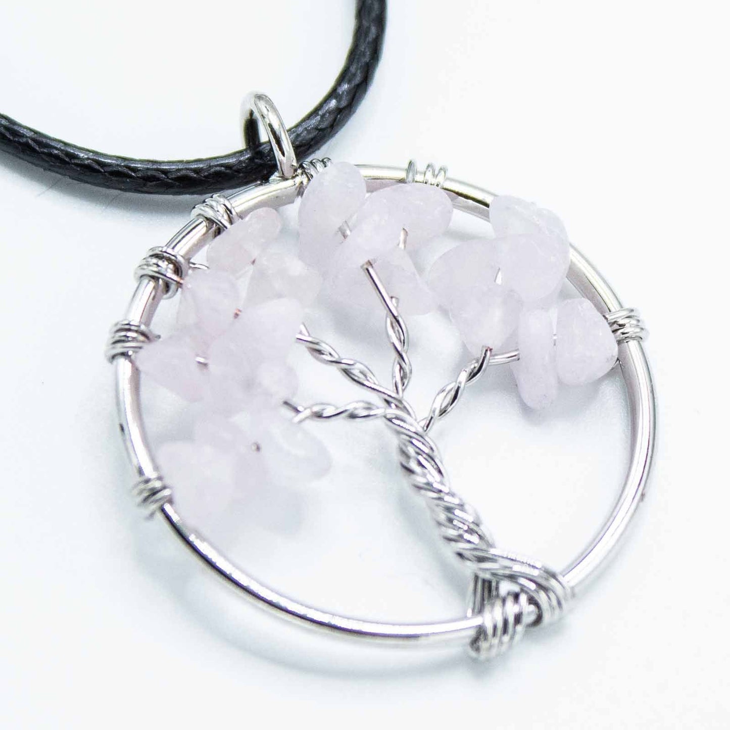 Lebensbaum-Anhänger aus Rosenquarz – Handgefertigter Talisman mit Lederbändchen