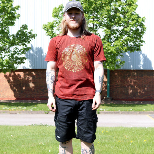 Unisex Premium T-Shirt 'Mandala' in Maroon – Doppelt Stein-gewaschen