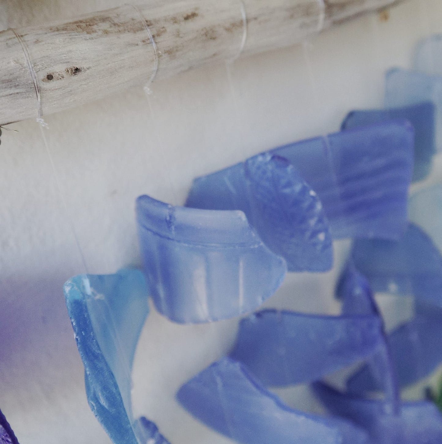 Dreistab Windspiel 'Ganz in Blau' – Handgefertigt aus Recyclingglas & Treibholz