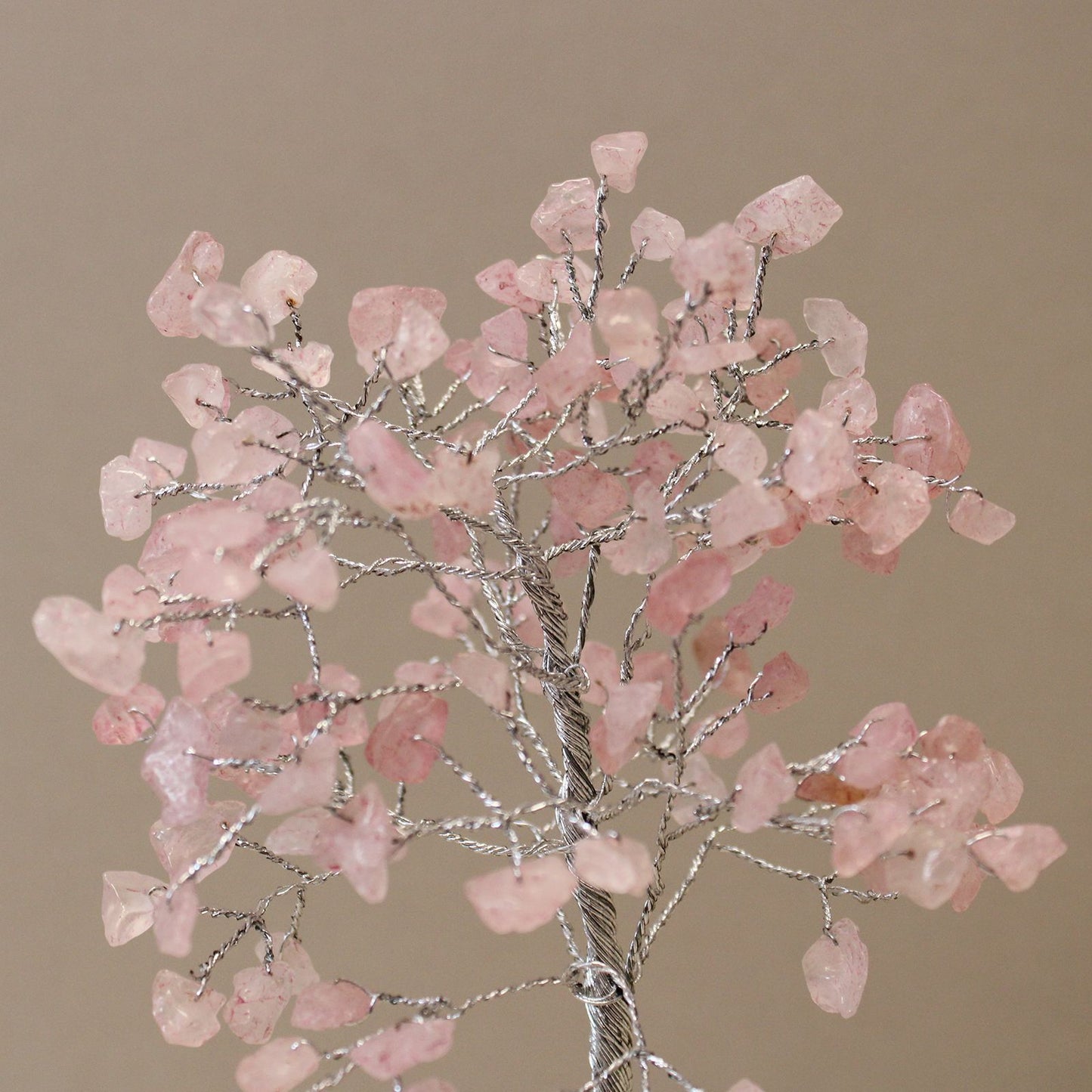 Orgonit-Pyramide mit Rosenquarz-Baum – 160 Edelsteine für harmonische Energie