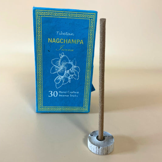Nag Champa Räucherstäbchen Geschenkset – 30 Stück mit Halter aus Nepal