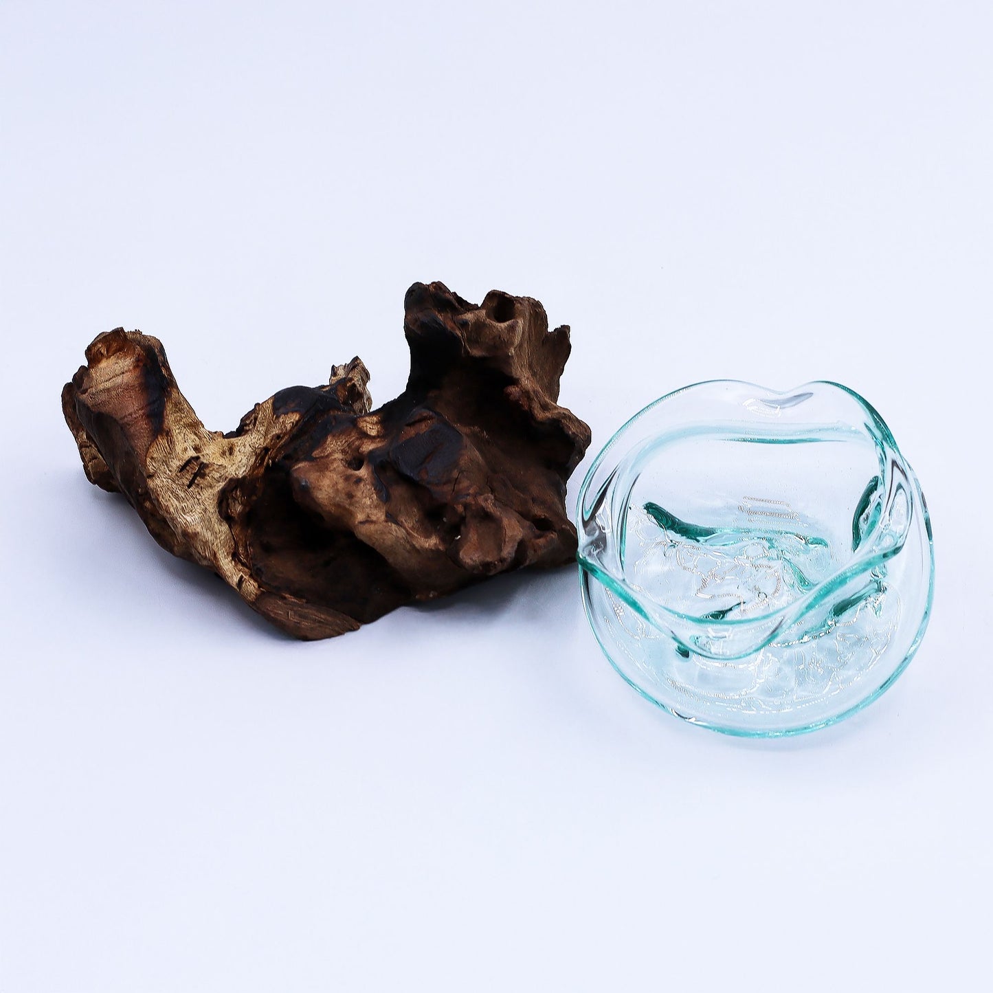 Wellenschale aus geschmolzenem Glas auf Gamalholz-Sockel