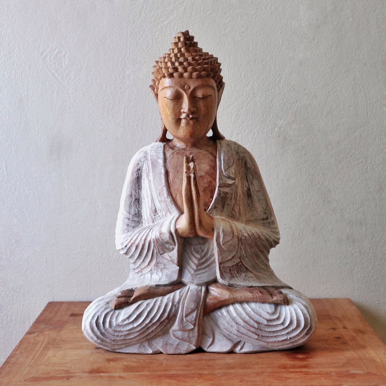 Handgeschnitzte Buddha Statue in Weiß - 30 cm aus Suarholz