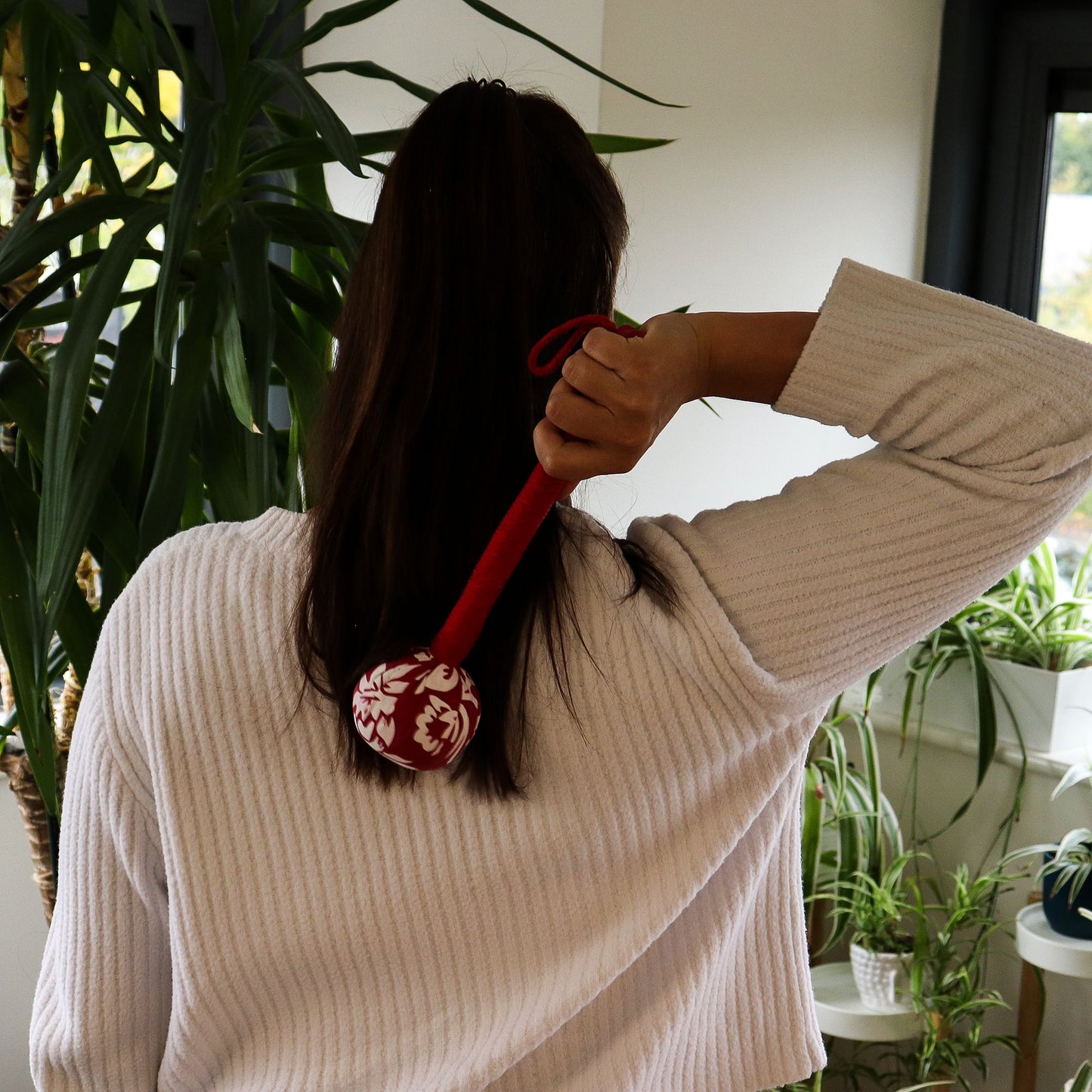 Roter Wermut-Massagehammer aus Bambus