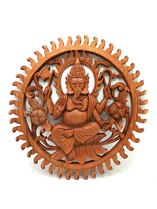Wanddekoration Ganesha – Handgeschnitztes Holzpanel aus Suar, 40 cm