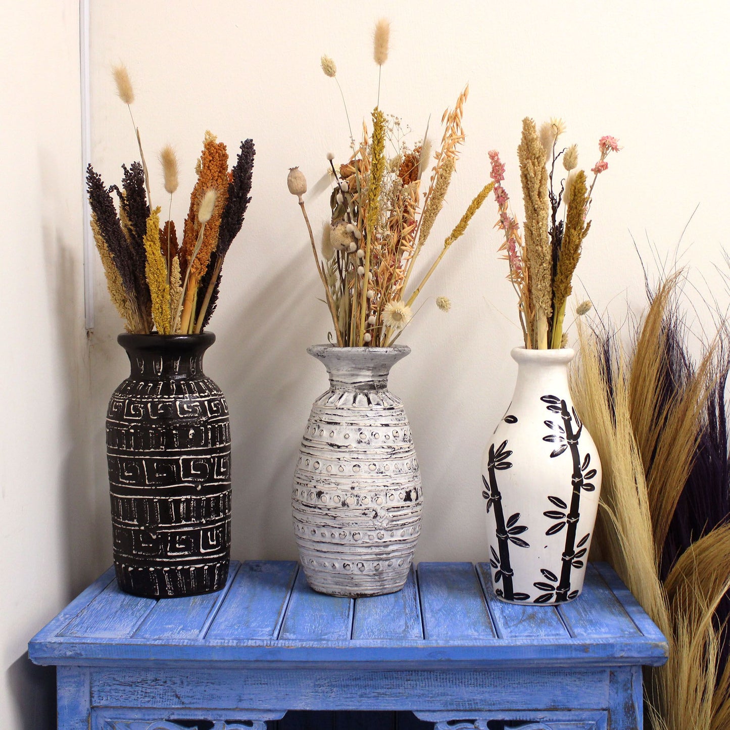Creme Keramikvase mit Bali-Motiven – Handgefertigte Terrakotta-Dekoration