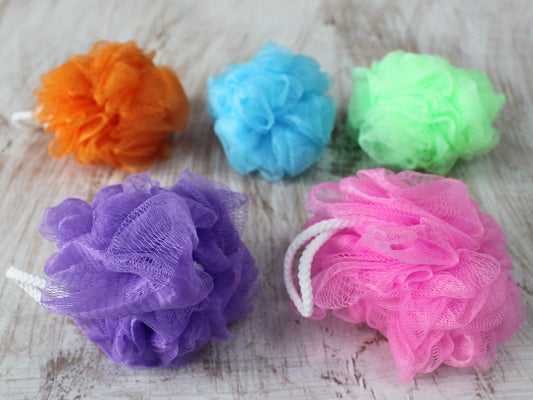 Scrunchies Duschschwamm-Set im Präsentationsrohr – 5 Stück, farbenfroh