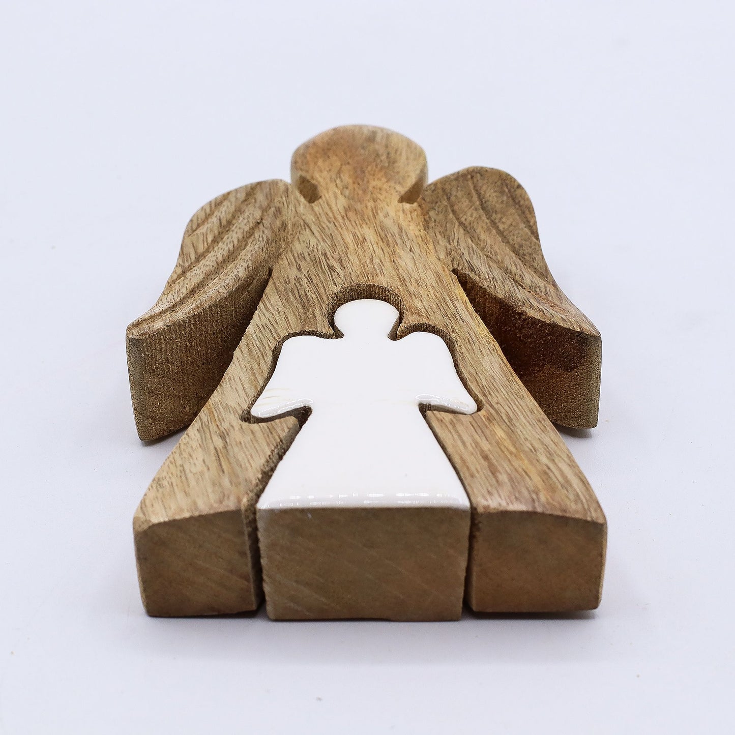Engelsfigur aus Mango-Holz mit weißer Emaille – Symbol des Schutzes