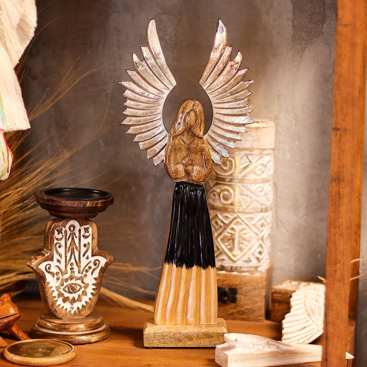 Handgeschnitzter Schutzengel aus Mango-Holz mit silberfarbenen Metallflügeln und schwarzer Emaille-Veredelung (40 cm)