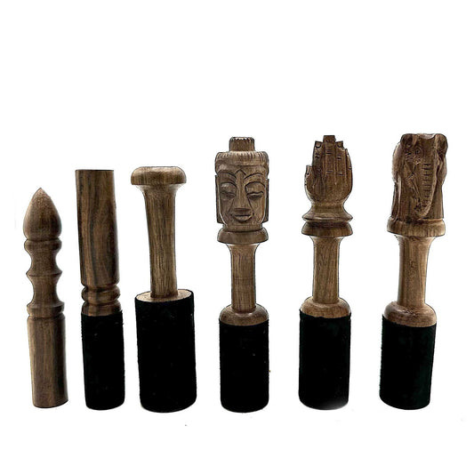 Handgeschnitzter Klangstab mit Buddha-Gravur aus Massivholz – 14 cm