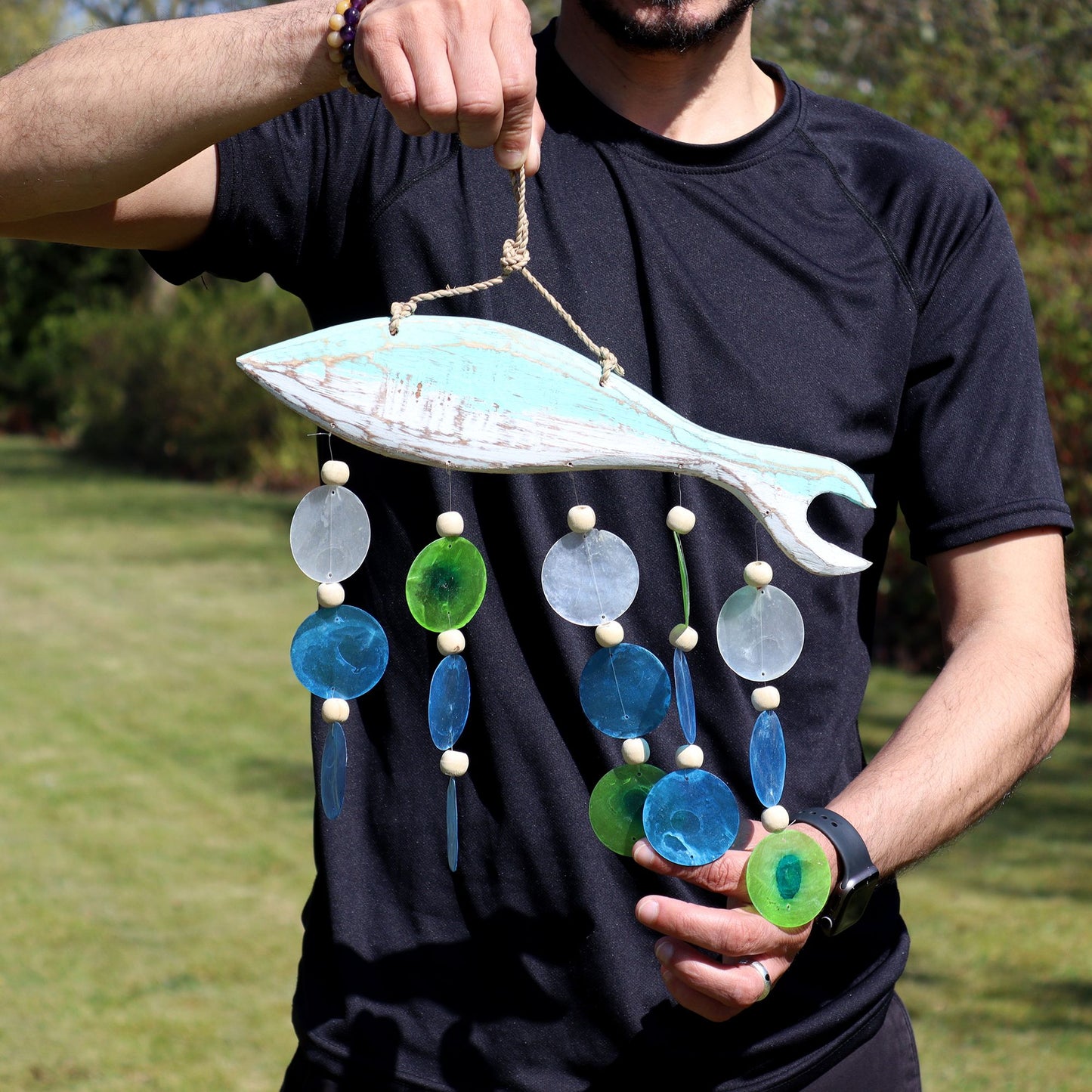 Aqua-Fisch Windspiel aus Treibholz mit Capiz-Muscheln – Handgeschnitztes Unikat