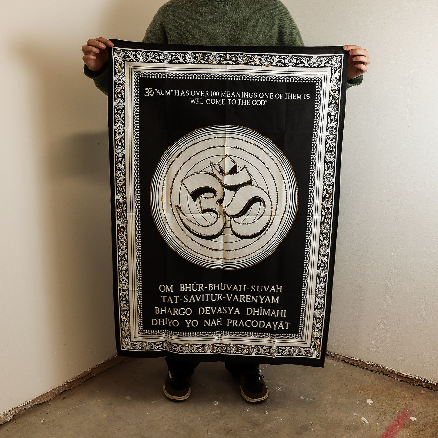 Wandbild 'Om' aus Baumwolle – Spirituelle Ruhe in Schwarz, Weiß und Gold