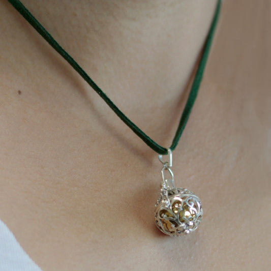 Silberne Engelsglocke 'Liebe' – Handgefertigtes Amulett mit persönlichem Namen