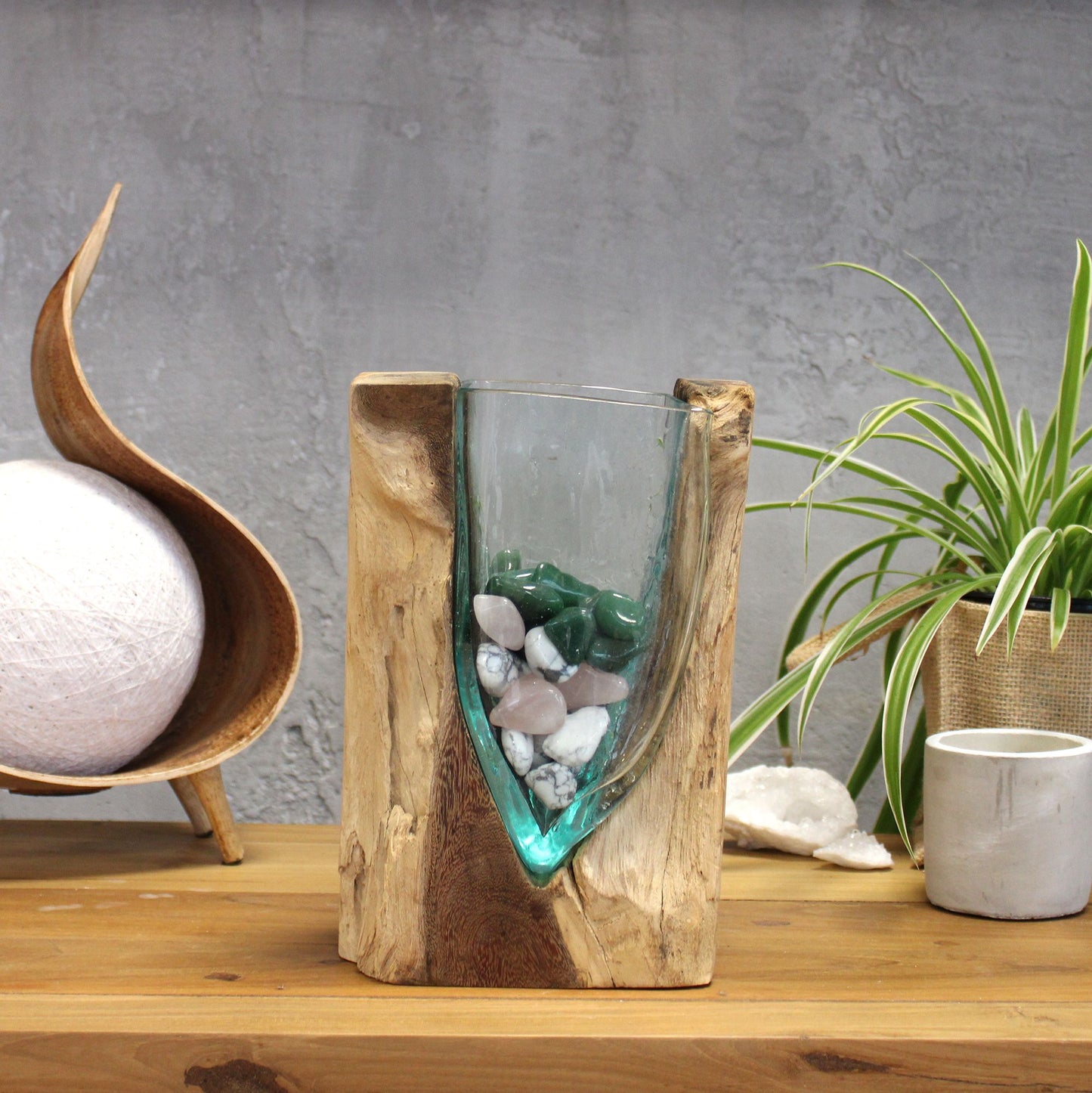 V-Form Vase aus Glas und Holz – Ein handgefertigtes Unikat aus Bali
