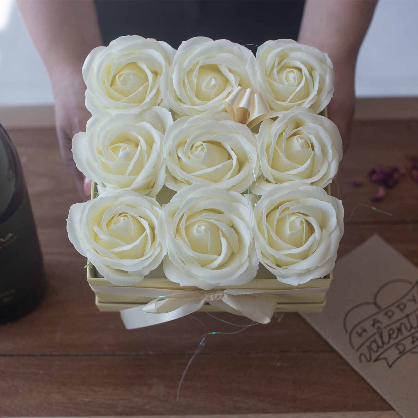 Seifenrosen-Herz Arrangement - 13 cremefarbene Blüten aus pflegender Seife