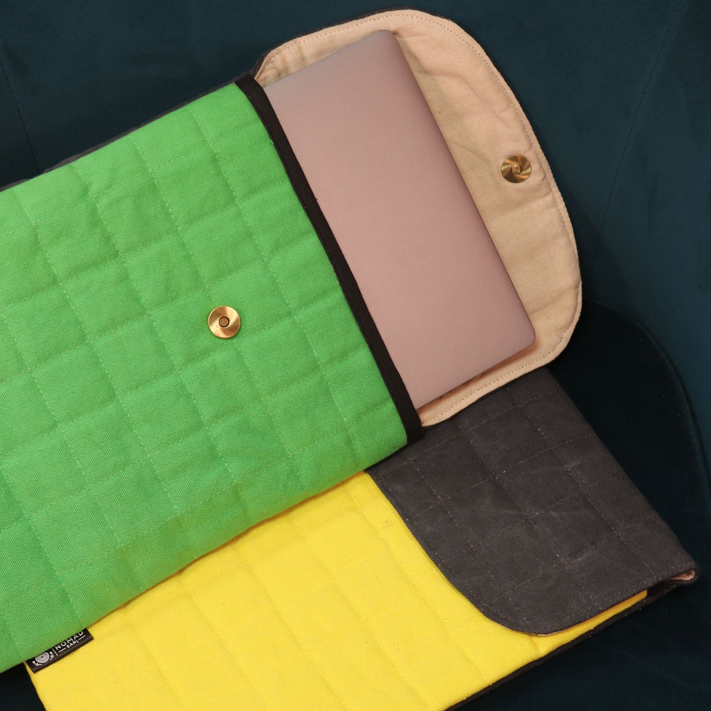 Laptophülle Crazy Yellow – Gepolstert aus robustem Stonewashed Cotton