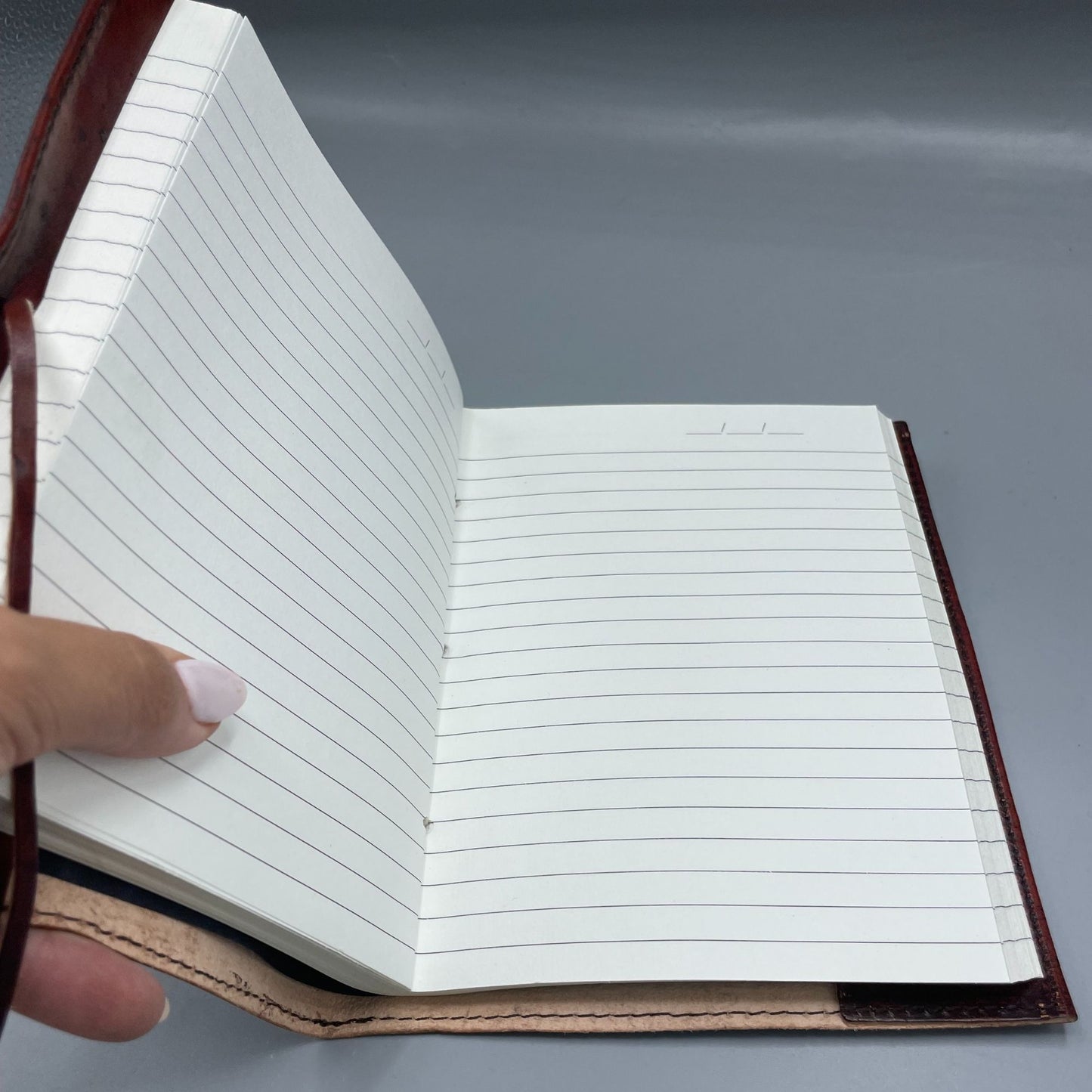 Lebensbaum Notizbuch aus Leder – Handgefertigtes Journal mit grünem Stein