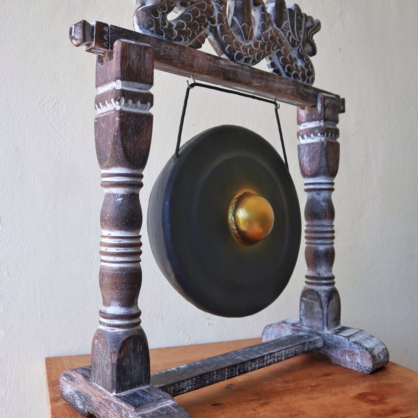 Meditationsgong aus Schmiedemetall 25 cm - Mit kunstvollem Albasia-Holzständer in Schwarz