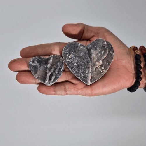 Handgeschnitztes Herz aus Naturkalzit – Einzigartiges Dekorationsstück