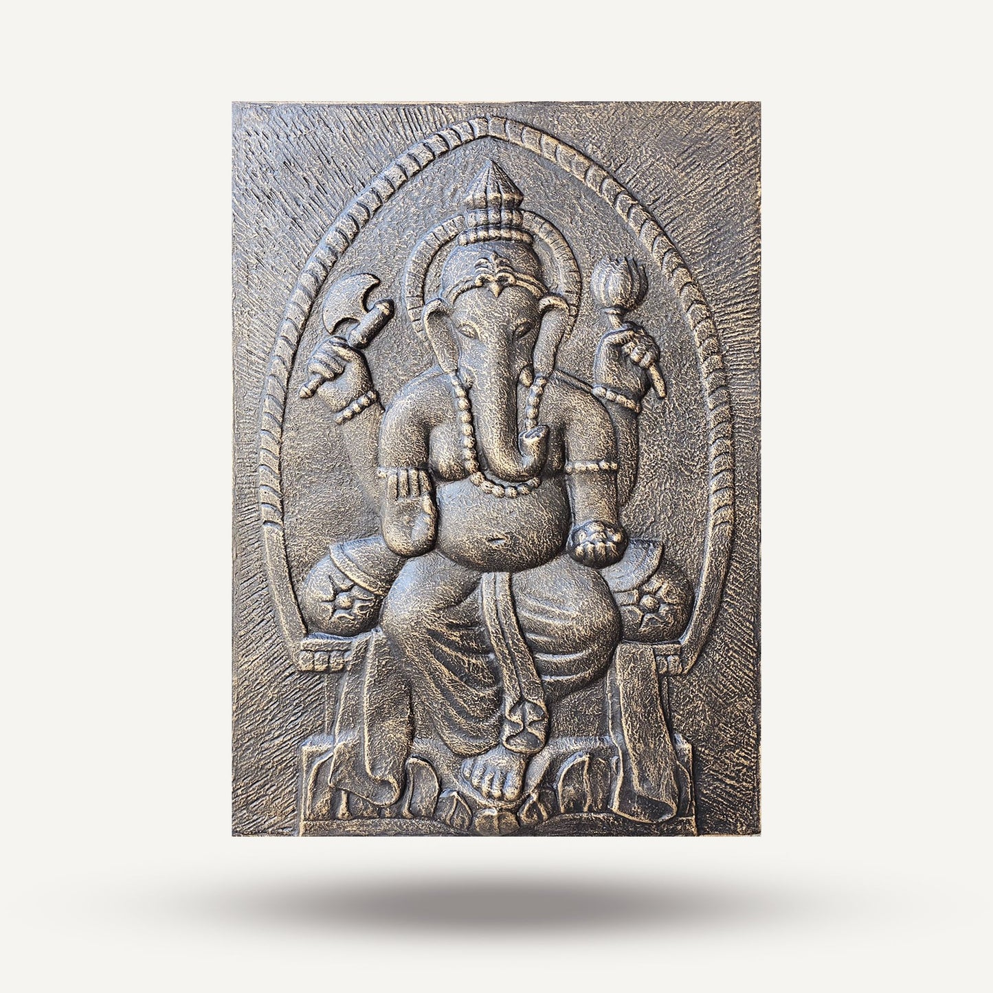 Wandrelief Ganesha in Antikgold – Zeitlose Eleganz aus Faserzement