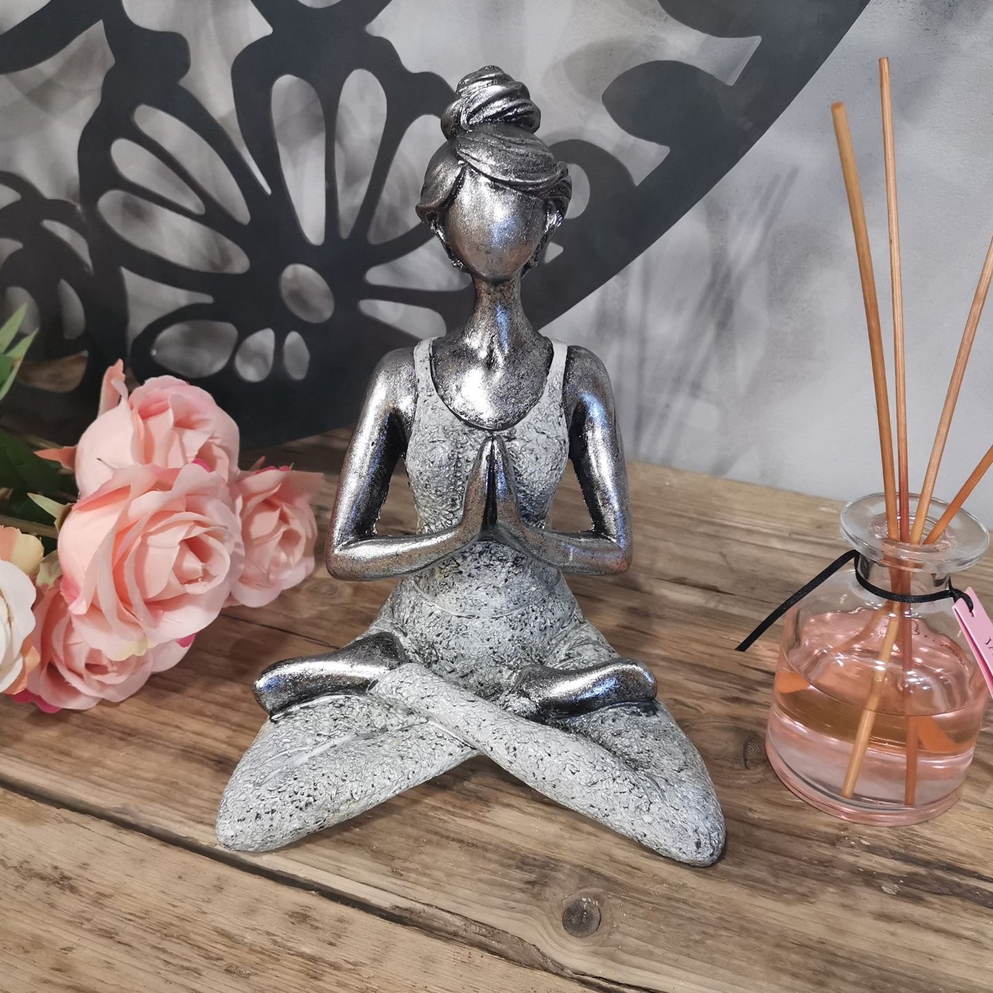 Yoga Lady Figur in Silber-Weiß – Handgefertigte Resin-Dekoration