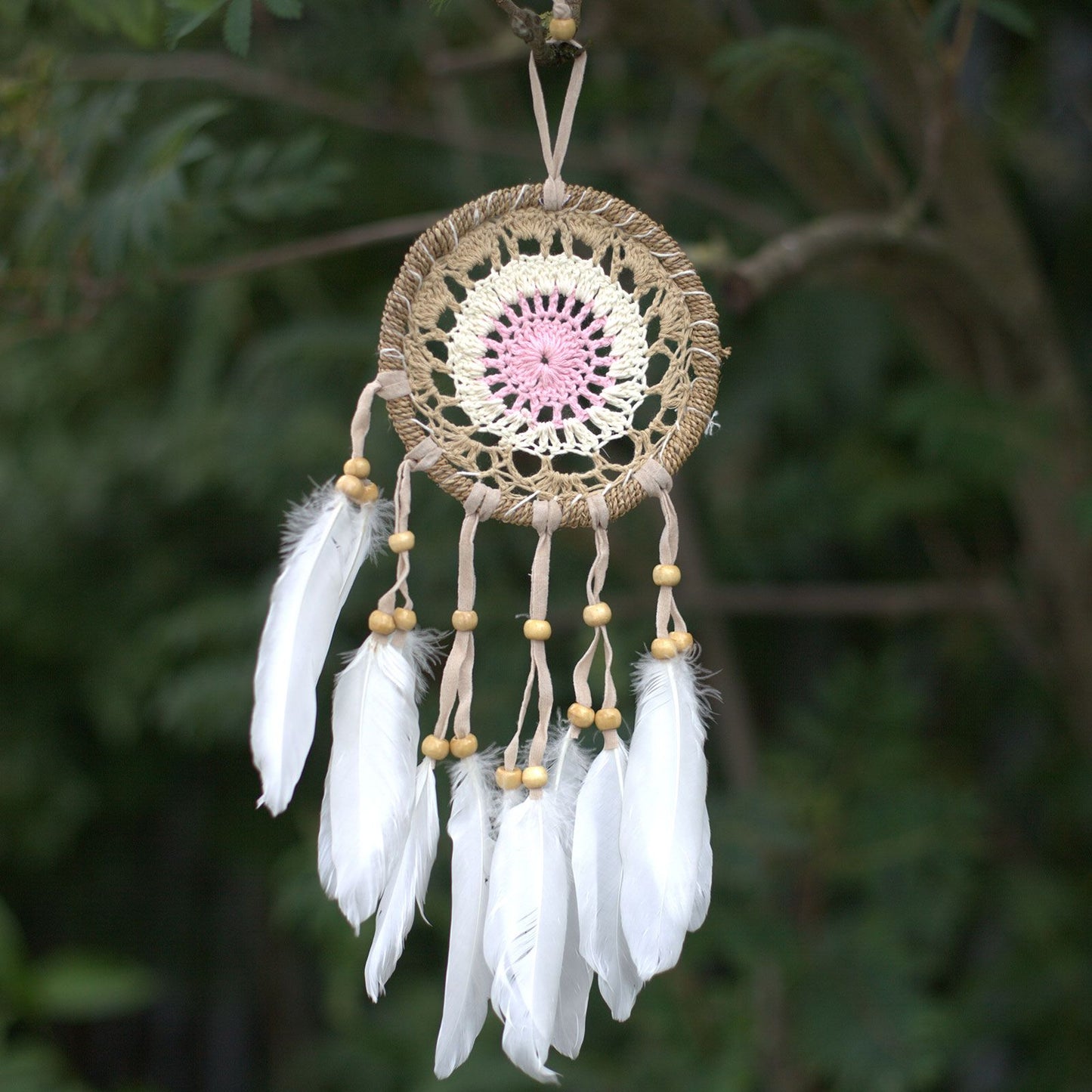 Handgefertigter Traumfänger in Pastellrosa – Macramé-Dekoration mit Federn aus Bali (6er Set)