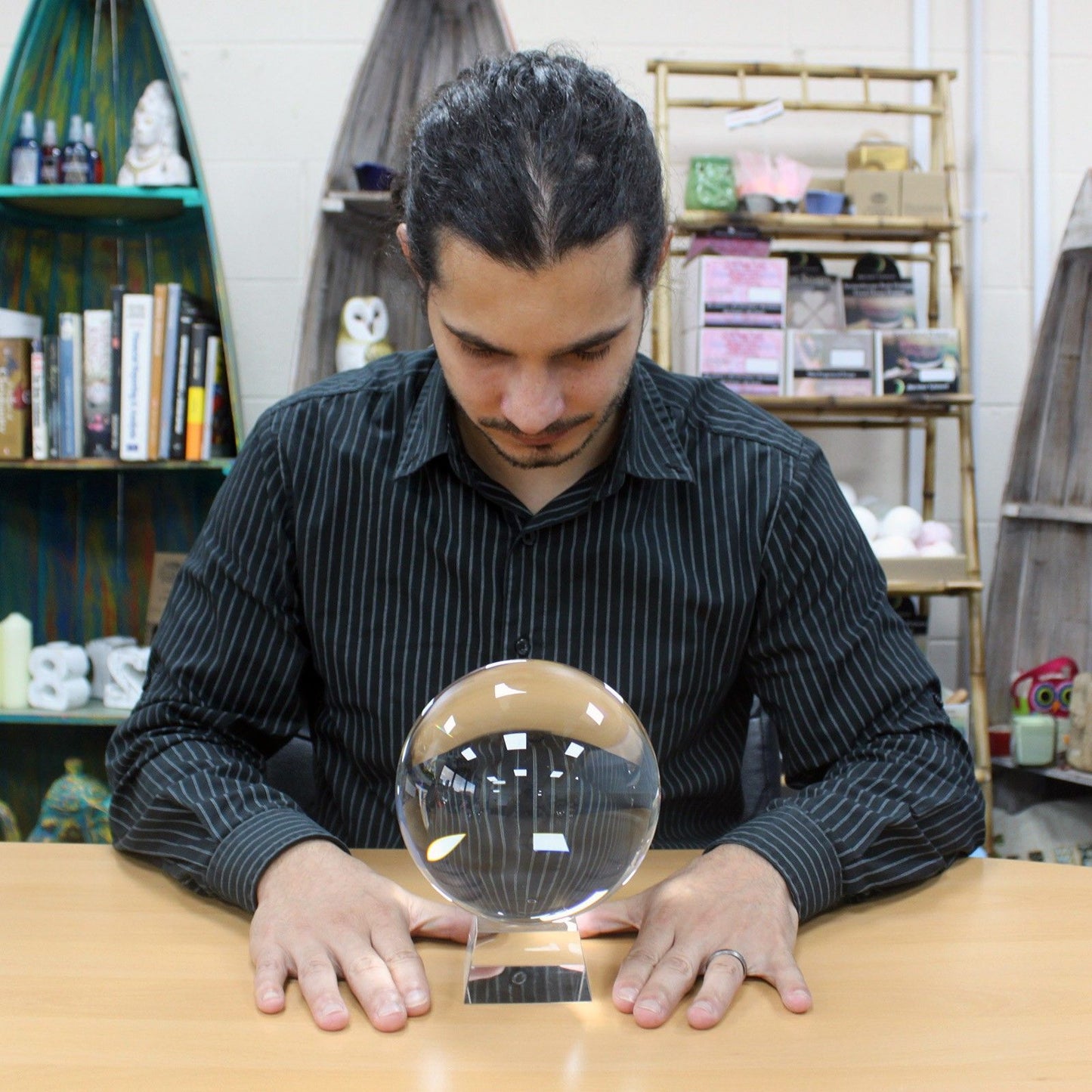 Kristallkugel 150 mm mit klarem Edelsockel – für Meditation & Dekoration