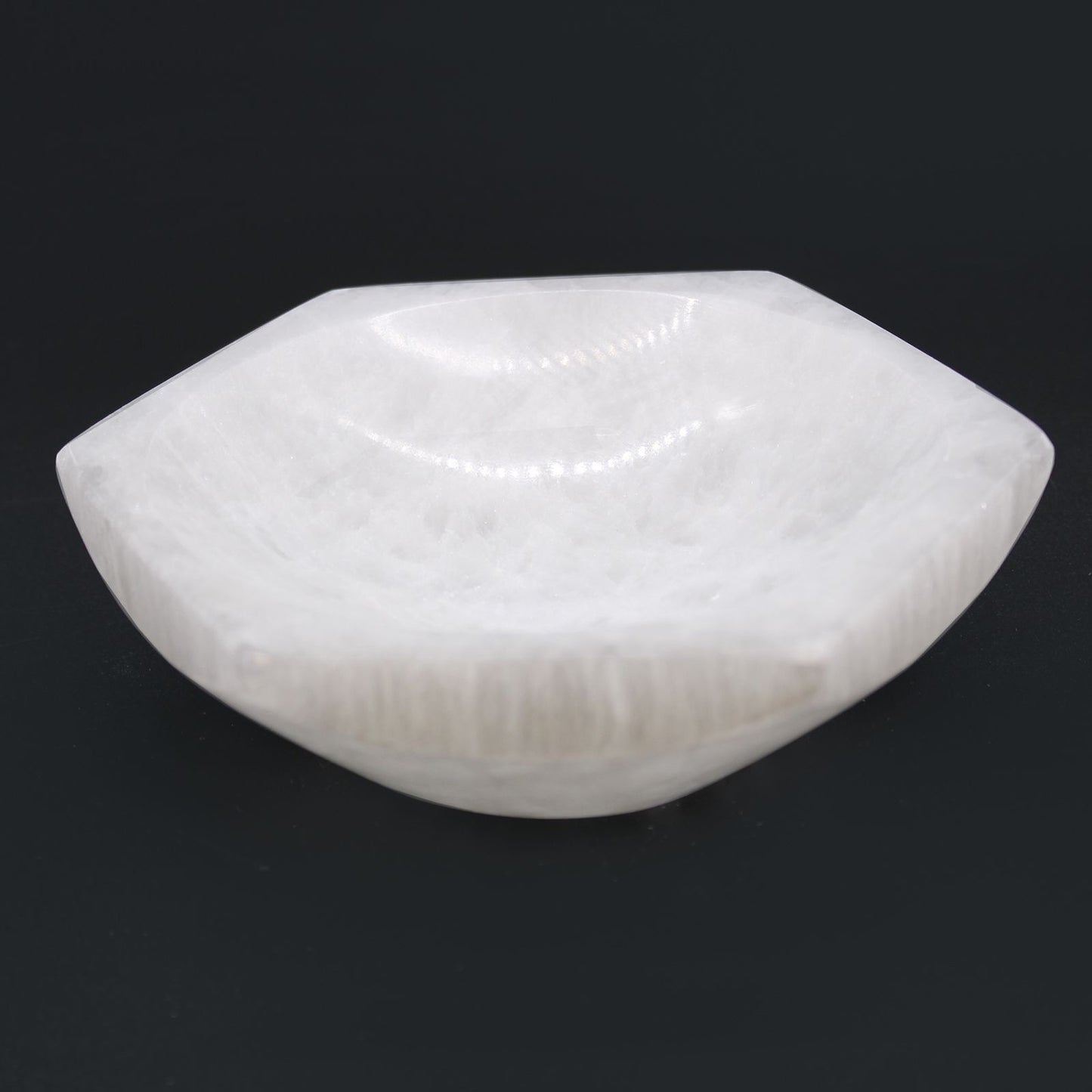 Selenit Schale in Hexagon-Form – 15 cm Mondstein-Dekor