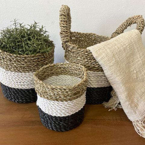 Set aus 3 handgeflochtenen Seegras-Körben in Dunkelgrau, Weiß und Natur