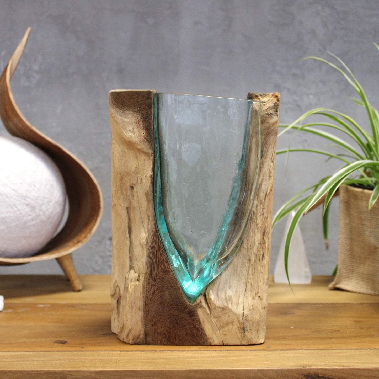 V-Form Vase aus Glas und Holz – Ein handgefertigtes Unikat aus Bali