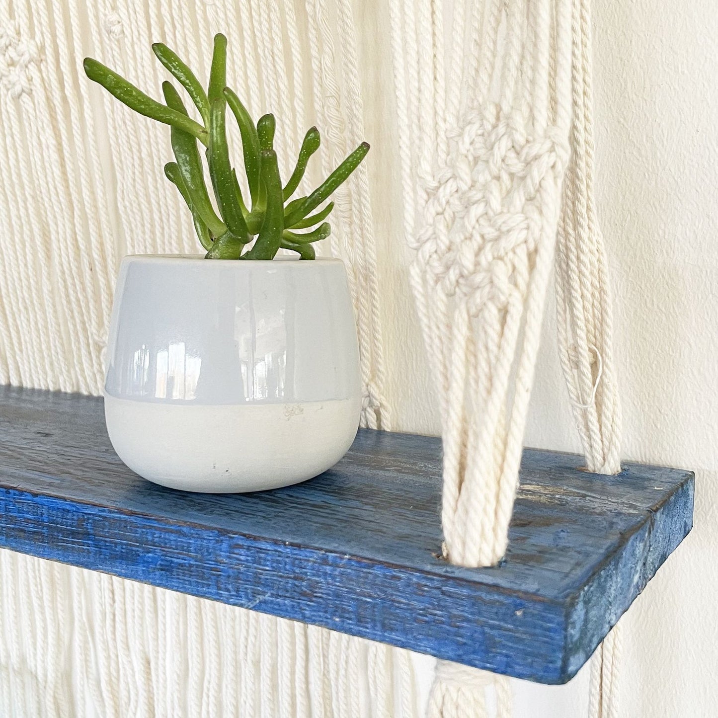 Makramee-Hängeregal in Blau – Handgewebtes Regal aus Albesia-Holz