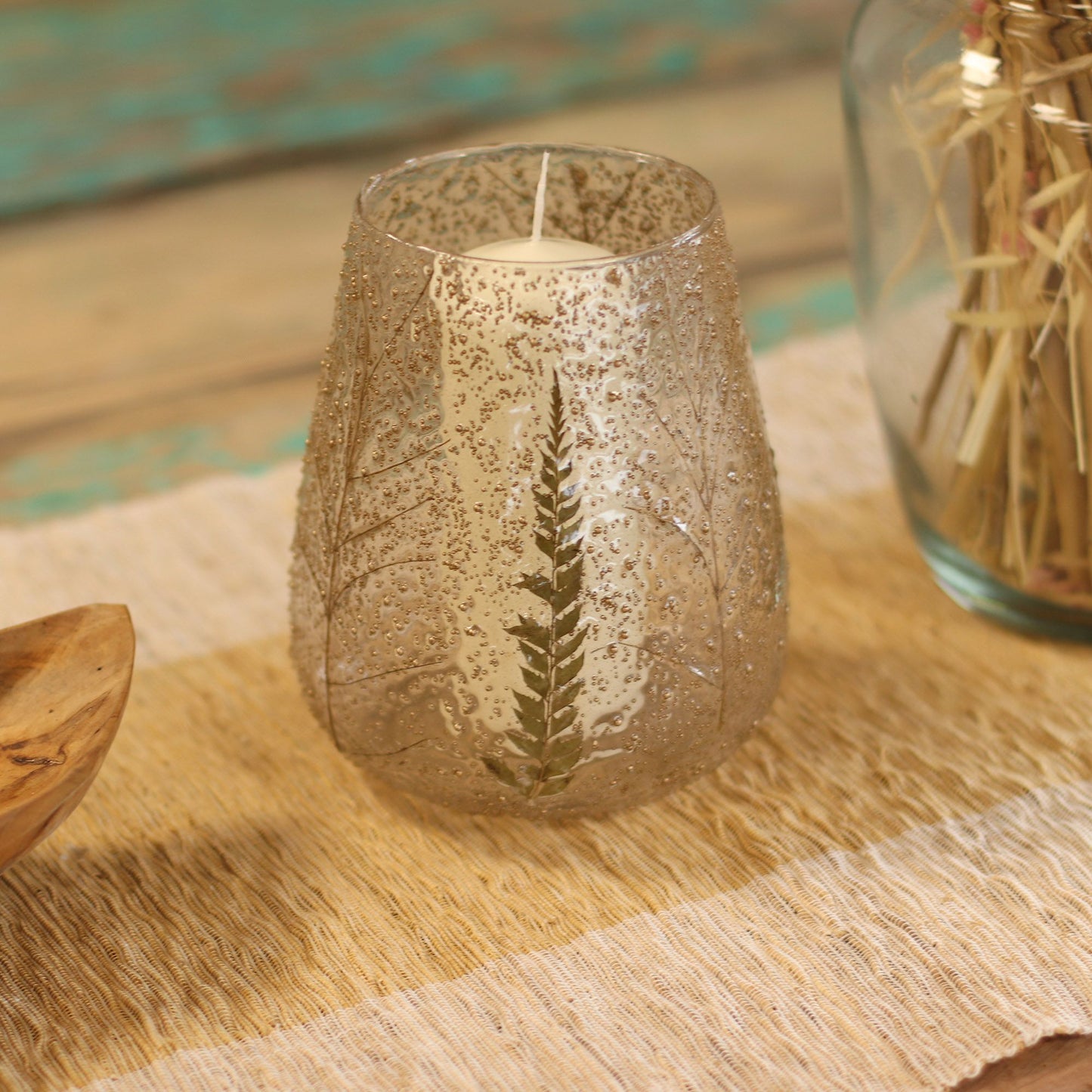 Handgefertigter Kerzenhalter aus recyceltem Glas mit echten Farnblättern