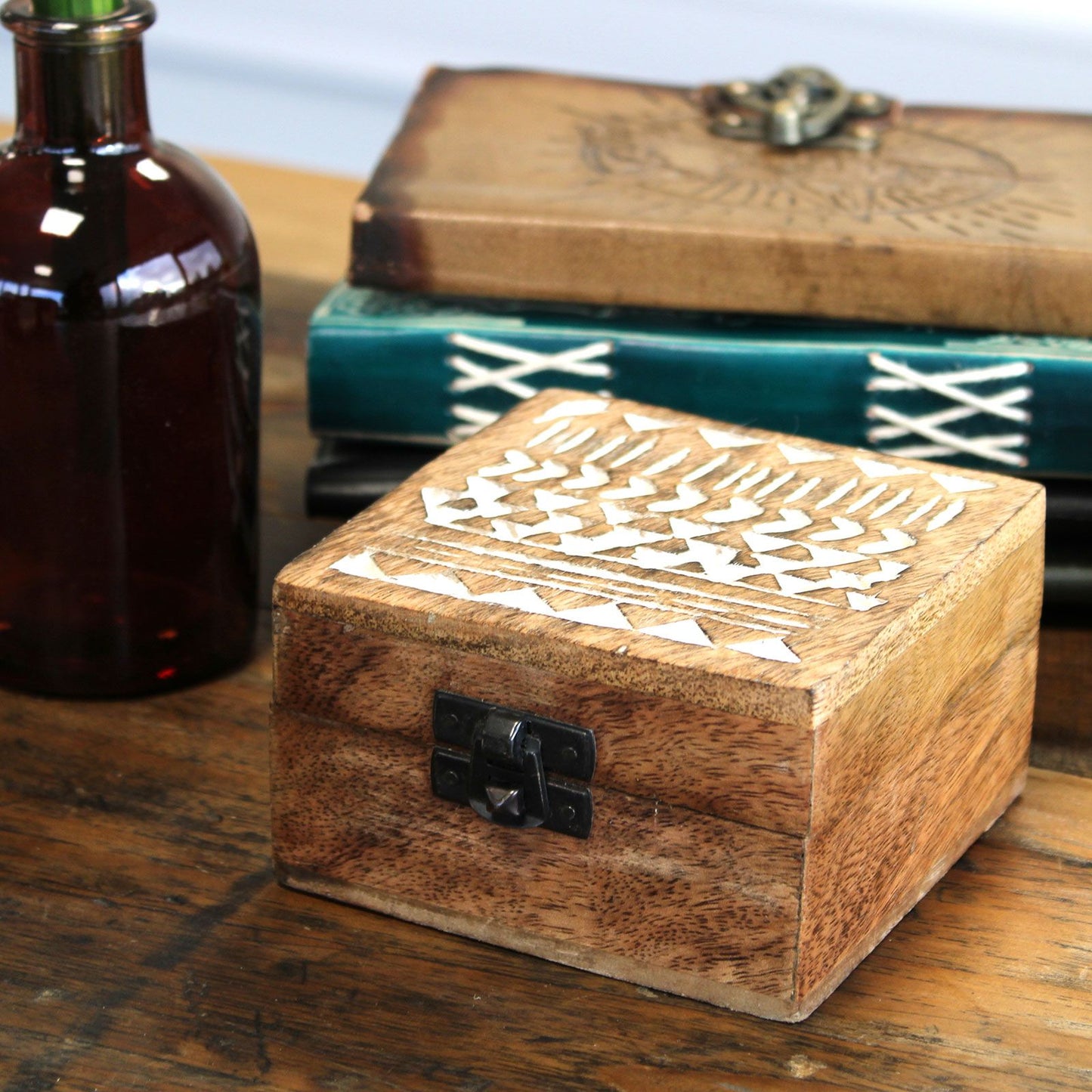 Handgeschnitzte Mangoholz-Box mit Aztekendekor in Weiß gewaschen (10x10x6 cm)